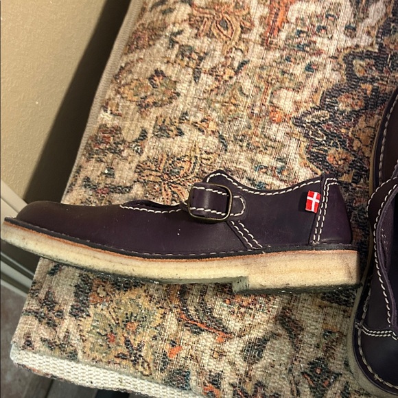 Elegant Brown Leather Flats - Picture 3 of 3